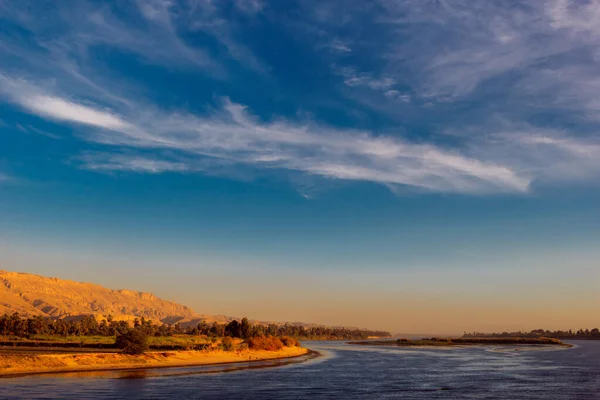 Une Vue Panoramique Fascinant Fleuve Nil Plage Sous Ciel Nuageux — Photo