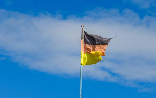 Ein Flachschuss Der Deutschen Nationalflagge Gegen Den Blauen Himmel — Stockfoto