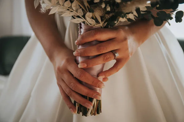 Gros Plan Une Mariée Tenant Bouquet — Photo