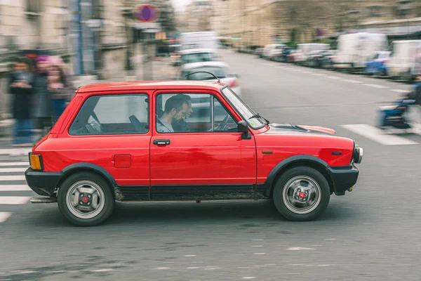Paříž Francie Října 2021 Staré Červené Klasické Auto Křižovatce Pohybu — Stock fotografie