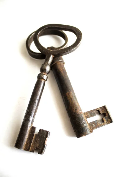 Δύο Παλιά Κλειδιά Αντίκες Που Απομονώνονται Λευκό Φόντο — Φωτογραφία Αρχείου