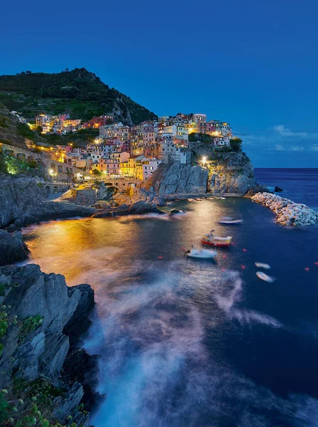 Pionowe Ujęcie Manaroli Nocą Cinque Terre Włochy — Zdjęcie stockowe