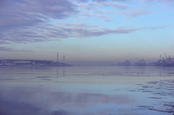 Tiro Cênico Navios Estacionados Porto Klaipeda Lituânia Escondidos Sob Nevoeiro — Fotografia de Stock