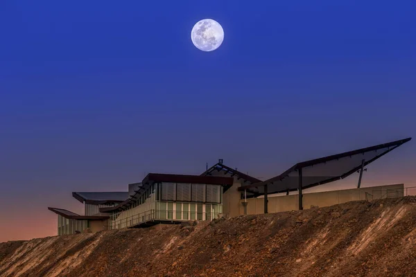 Une Belle Vue Sur Les Bâtiments Pleine Lune Dans Ciel — Photo
