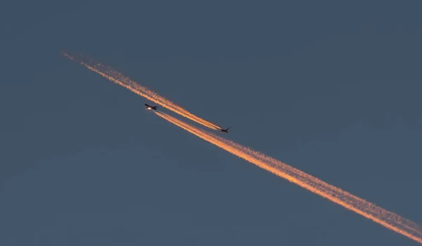 Beautiful Shot Two Planes Contrails Blue Clear Sky — Stock Photo, Image