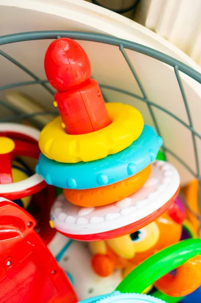 Close Vertical Dos Brinquedos Coloridos Cesta — Fotografia de Stock
