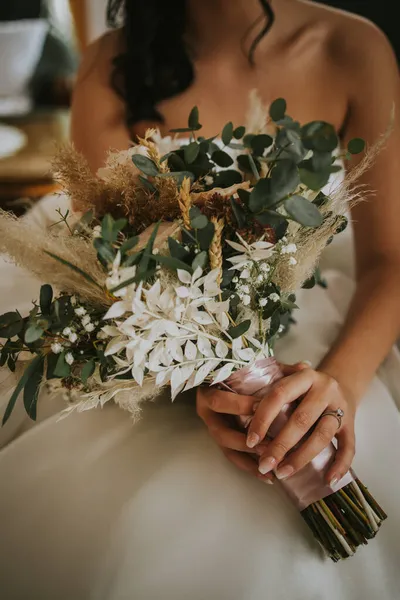 Sebuah Gambar Closeup Dari Pengantin Memegang Karangan Bunga — Stok Foto