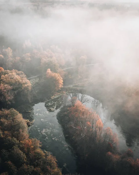 Naturskön Utsikt Över Höst Träig Terräng Och Sjö Genom Dimman — Stockfoto