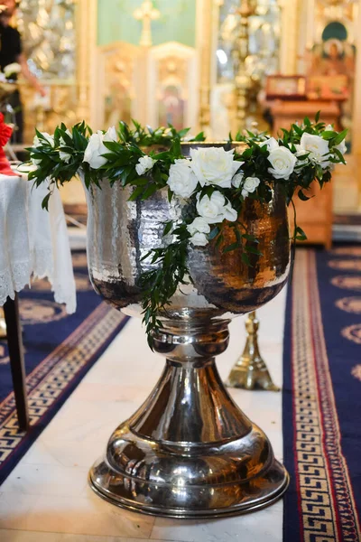 Srebrna Miska Dywanie Kościele Ozdobiona Białymi Różami Imprezę Weselną — Zdjęcie stockowe