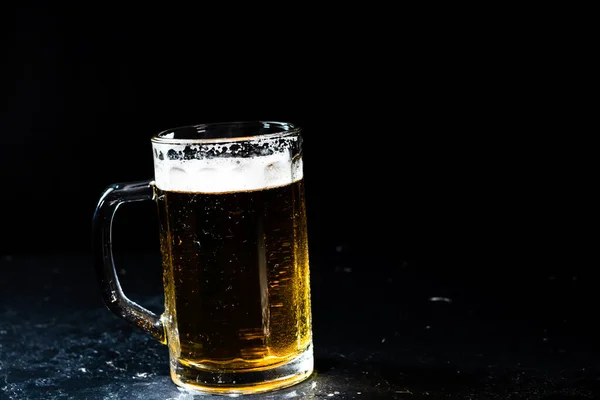 Copo Cerveja Com Espuma Fundo Escuro Com Espaço Cópia — Fotografia de Stock
