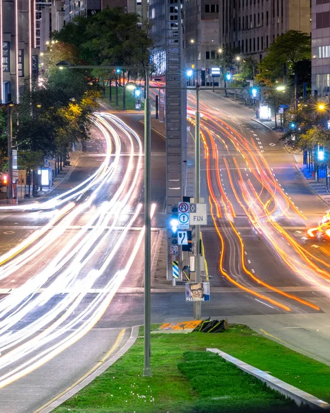 城市里一条灯火通明的街道的垂直截图 — 图库照片