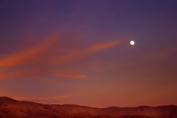Tiro Cênico Lua Céu Durante Pôr Sol Sobre Montanhas Egito — Fotografia de Stock