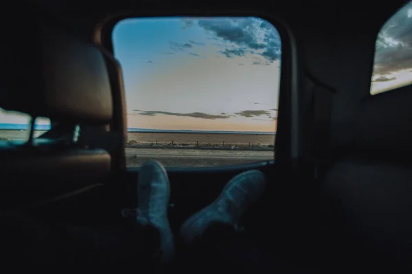 Ноги Чоловіка Вид Вікна Автомобіля — стокове фото