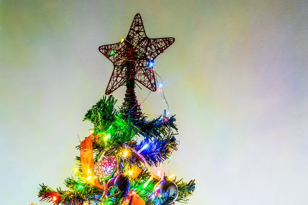 Top Van Kleurrijke Kerstboom Met Glanzende Lichtjes — Stockfoto