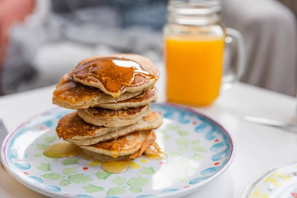 Stack Pancakes Dripping Maple Syrup Glass Fresh Orange Juice — Fotografia de Stock