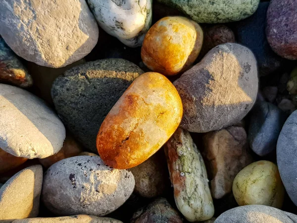 Sahilde Renkli Çakıl Taşlarının Yakın Çekimi — Stok fotoğraf