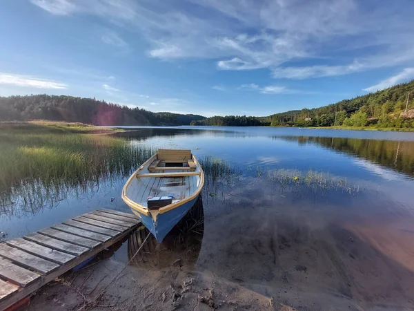 Wooden Fishing Boat Lake Surrounded Greenery Sunlight Blue Sky — 스톡 사진