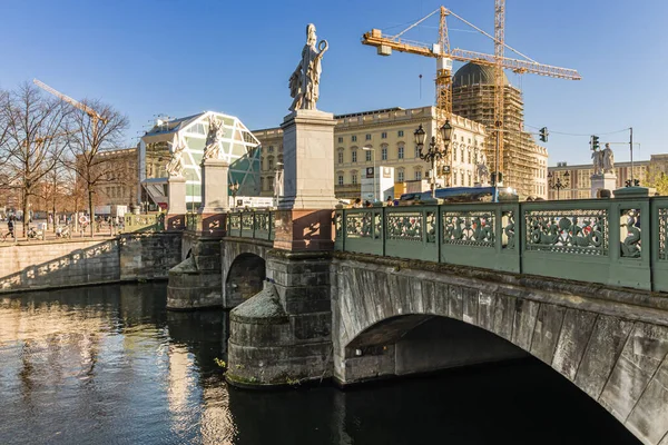 德国柏林的一座带有雕塑和桥的卢斯特加登河风景 — 图库照片