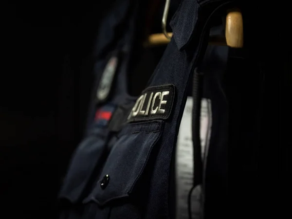 警察的防弹衣挂在更衣室里 — 图库照片