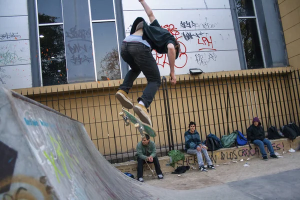 Buenos Aires Argentina Setembro 2008 Adolescentes Patinando Nas Rampas Rua — Fotografia de Stock