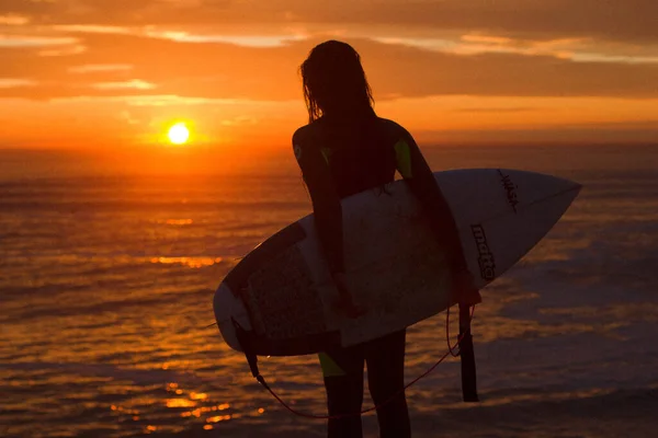 Una Silhouette Una Surfista Con Sua Tavola Sulla Costa Dell — Foto Stock