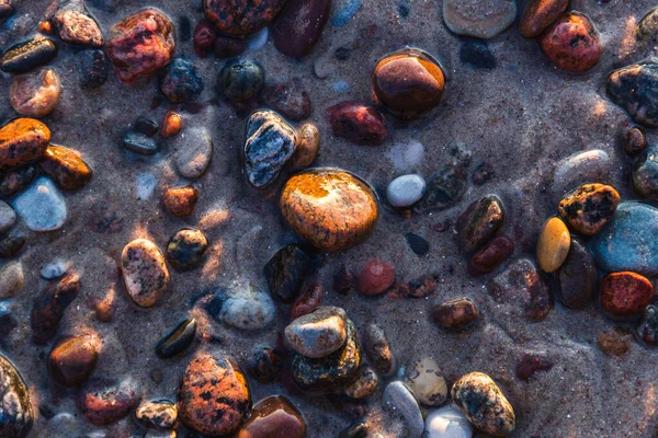 Primer Plano Una Combinación Piedras Playa Arena Mojada Del Mar — Foto de Stock