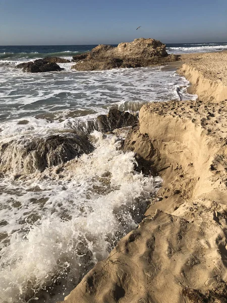 Vertical Shot Beautiful Ocean Waves Crashing Hills Beach — 图库照片
