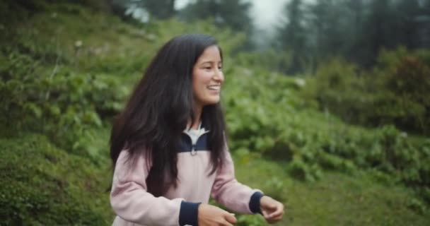 Freundinnen Verbringen Zeit Gemeinsam Wald — Stockvideo
