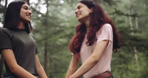 Amigos Sexo Feminino Passar Tempo Juntos Floresta — Vídeo de Stock