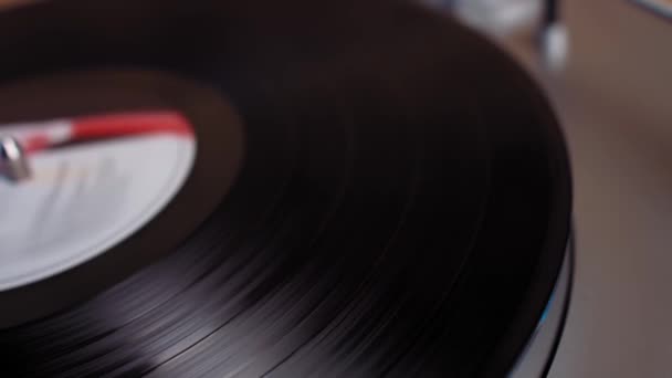 Gros Plan Tourne Disque Vinyle Avec Une Paperasse — Video