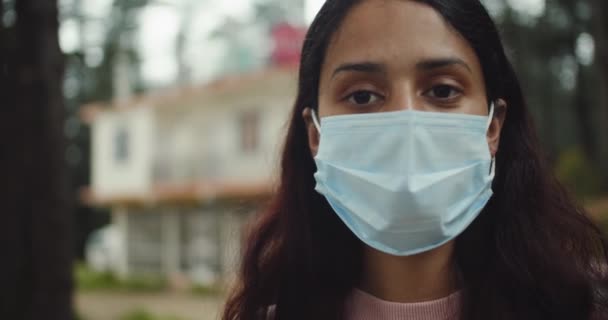 Koruyucu Maskeli Güzel Bir Genç Kadının Yakın Çekim Görüntüleri — Stok video