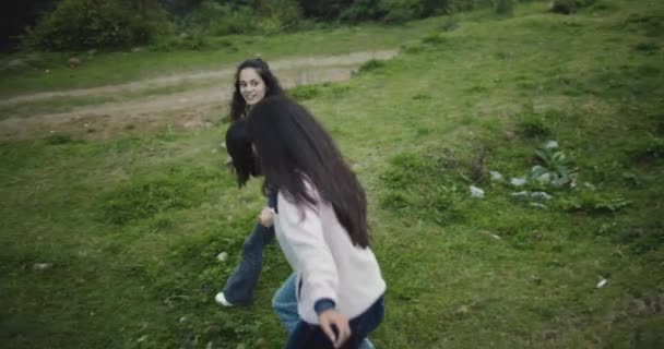 Amigos Sexo Feminino Passar Tempo Juntos Floresta — Vídeo de Stock