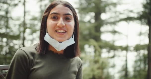 Koruyucu Maskeli Güzel Bir Genç Kadının Yakın Çekim Görüntüleri — Stok video