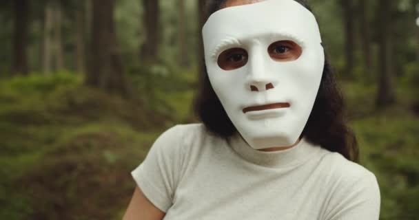 Mädchen Verbringen Zeit Wald Und Tragen Faschingsmasken — Stockvideo