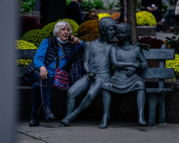 Montreal Canadá 2021 Una Mujer Hablando Por Teléfono Junto Estatua — Foto de Stock