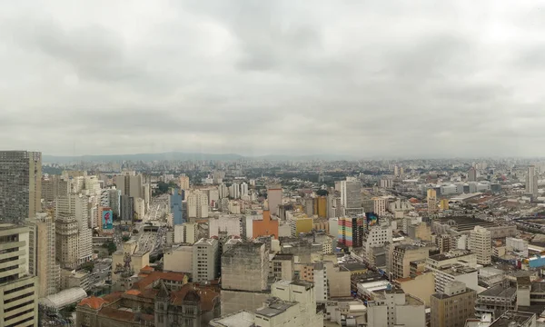 ブラジル サンパウロの曇り空に対して高い古い建物と街並みの景色 — ストック写真