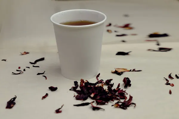 Gros Plan Une Tasse Thé Hibiscus Sur Fond Blanc — Photo