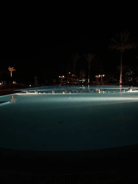 Eine Vertikale Aufnahme Eines Pools Mit Klarem Wasser Der Nacht — Stockfoto