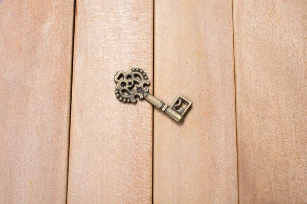 Ένα Παλιό Vintage Κλειδί Μια Ξύλινη Επιφάνεια Σανίδες — Φωτογραφία Αρχείου