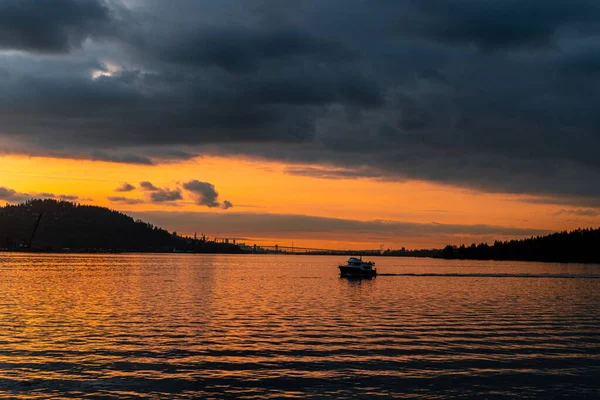 Beautiful Orange Sunset Sky Reflected Tranquil Water Ship Alone Sea — Stockfoto