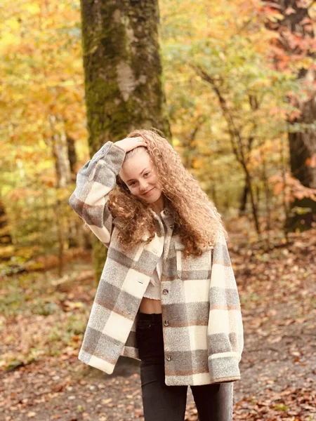 Een Charmant Jong Meisje Het Bos Nijmegen Stad Herfst — Stockfoto