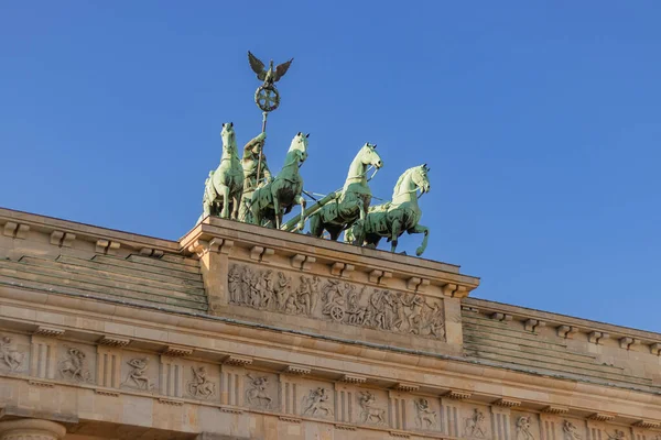 德国柏林勃兰登堡门的低角照片 上面有一尊马像 — 图库照片