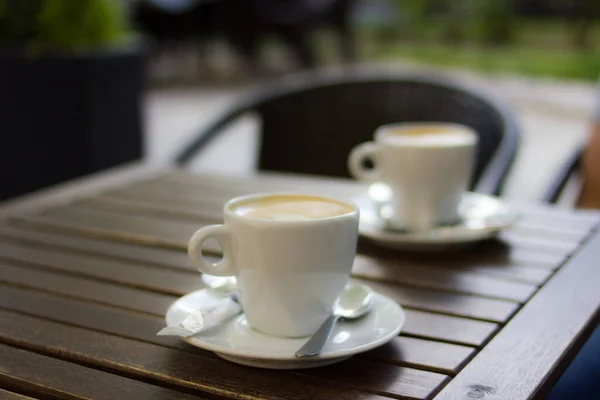 テーブルの上にコーヒーカップのクローズアップ — ストック写真