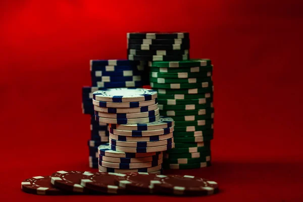 Ένα Μείγμα Από Μάρκες Πόκερ Στοίβες Στο Κόκκινο Τραπέζι — Φωτογραφία Αρχείου