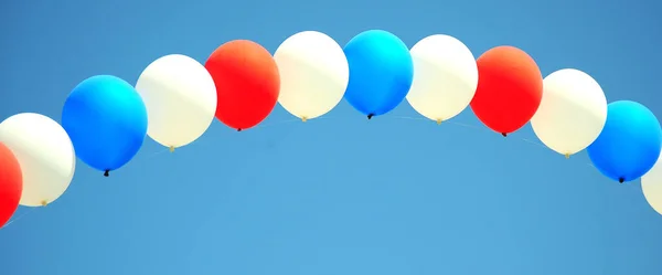 Композиция Красочными Воздушными Шарами Голубом Фоне Неба — стоковое фото