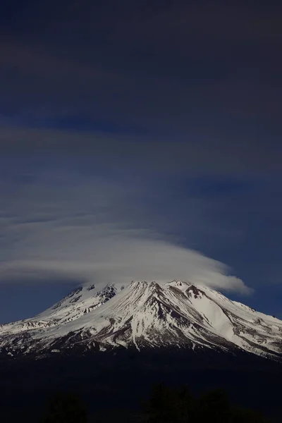 Een Prachtig Uitzicht Shasta Vulkaan Gedeeltelijk Bedekt Door Wolken Californië — Stockfoto