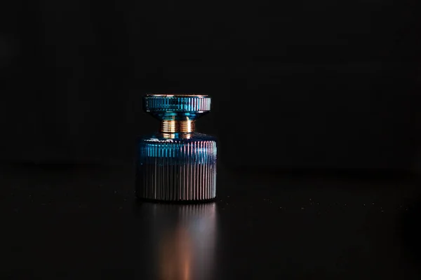 Frasco Perfume Azul Sobre Fundo Preto Com Espaço Cópia — Fotografia de Stock