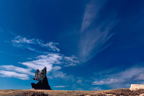 Cielo Azul Nublado Sobre Colina Con Estatua Roca Negra Día — Foto de Stock