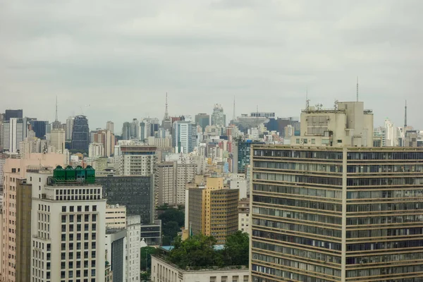 Vista Paisagem Urbana Com Altos Edifícios Antigos Contra Céu Nublado — Fotografia de Stock