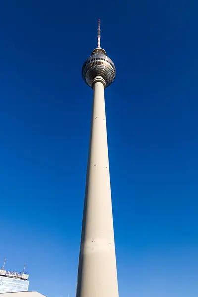 Een Verticale Lage Hoek Opname Van Fernsehturm Berlijn Duitsland — Stockfoto